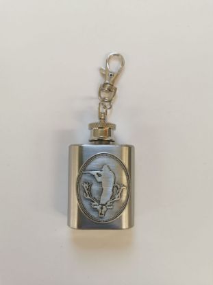 Obrázok z Kovová kľúčenka - fľaška poľovník